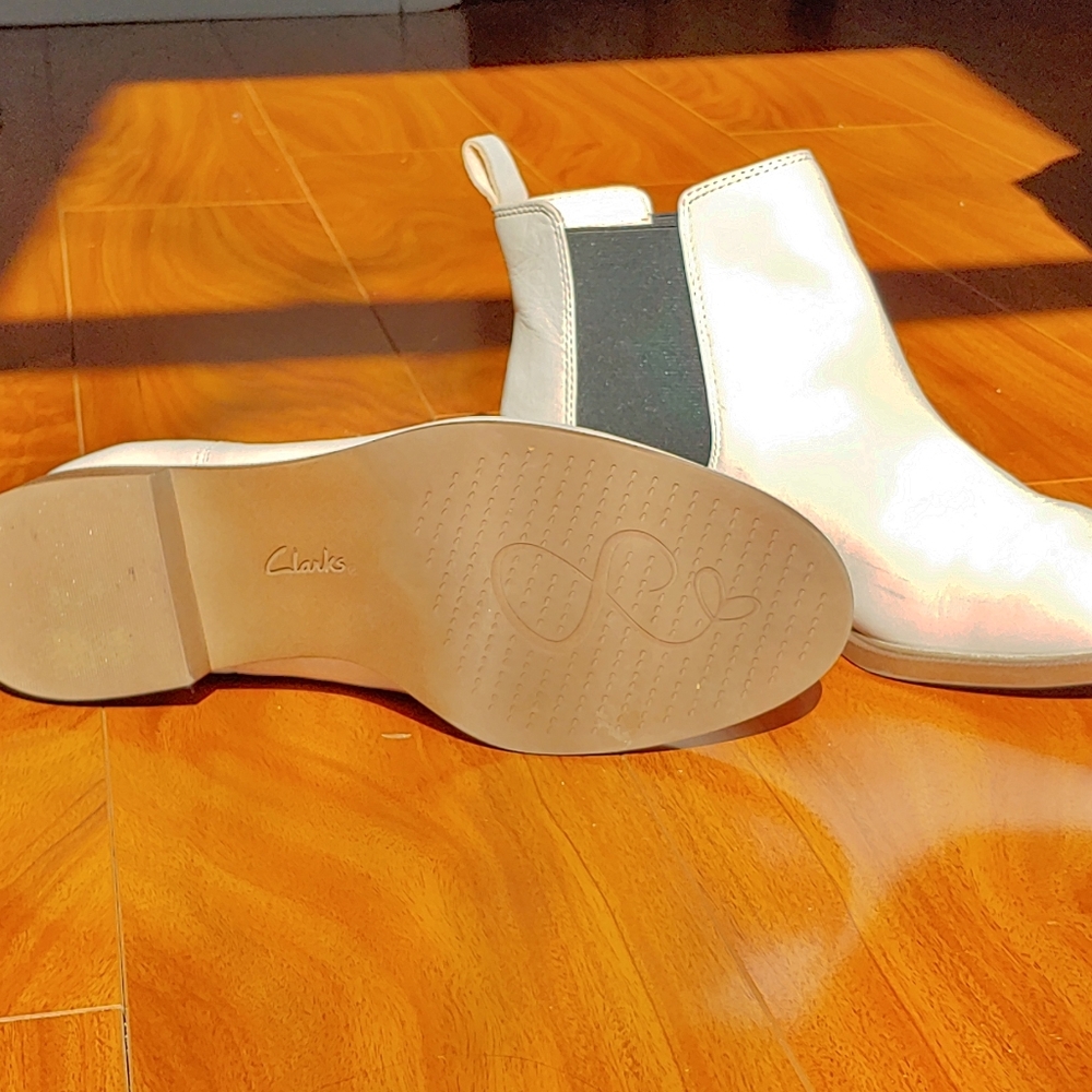 Clarks Leather Spring Boot - Picture 2 of 3